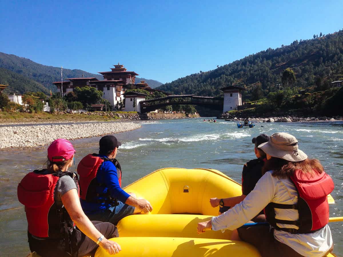 Rafting towards the Punakha Dzong